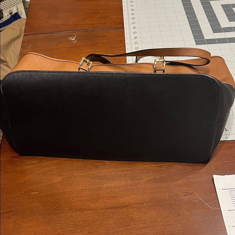 Michael Kors Tan and Black bucket bag - Picture 2 of 6